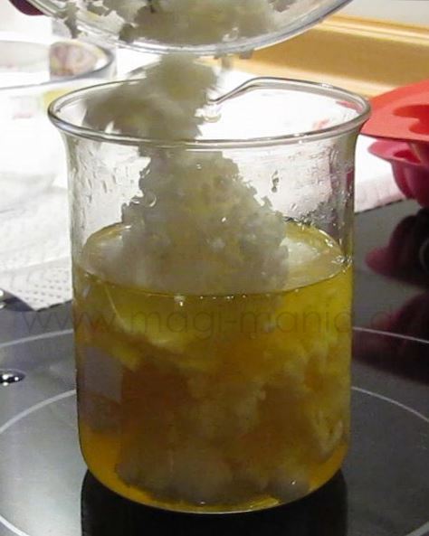 Body Melts / Massage Bars selbstgemacht - die anderen Buttern und Öl hinzu