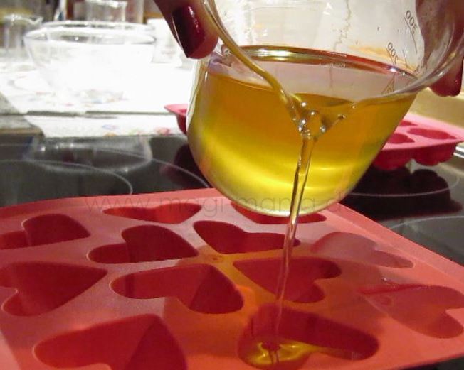 Body Melts / Massage Bars selbstgemacht - in die Formen gießen