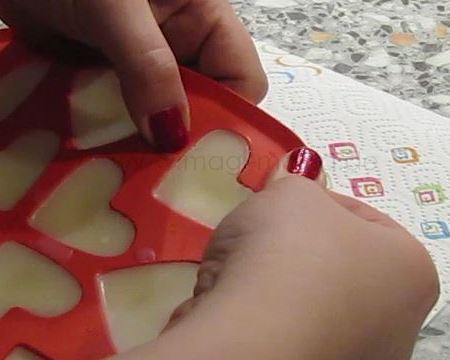 Body Melts / Massage Bars selbstgemacht - Silikonform auseinanderziehen