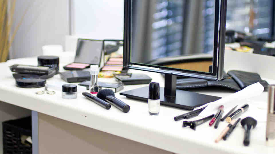 ARTDECO Dita von Teese Blogger Workshop - Arbeitstisch nachher ARTDECO Dita von Teese Blogger Workshop - Arbeitstisch nachher