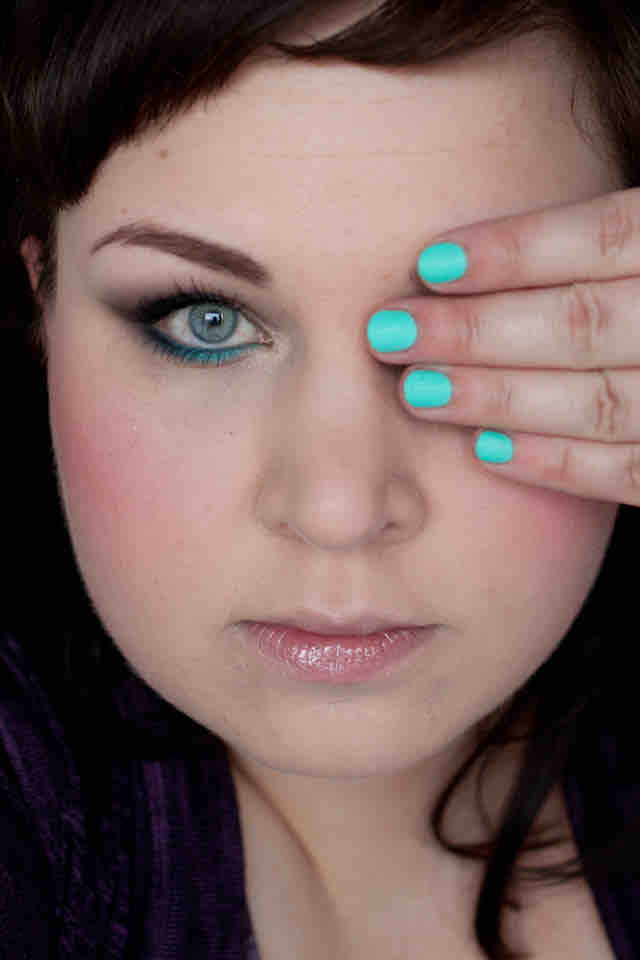 Makeup grau tuerkis geschminkt BENECOS CATRICE DIOR - mit Nagellack