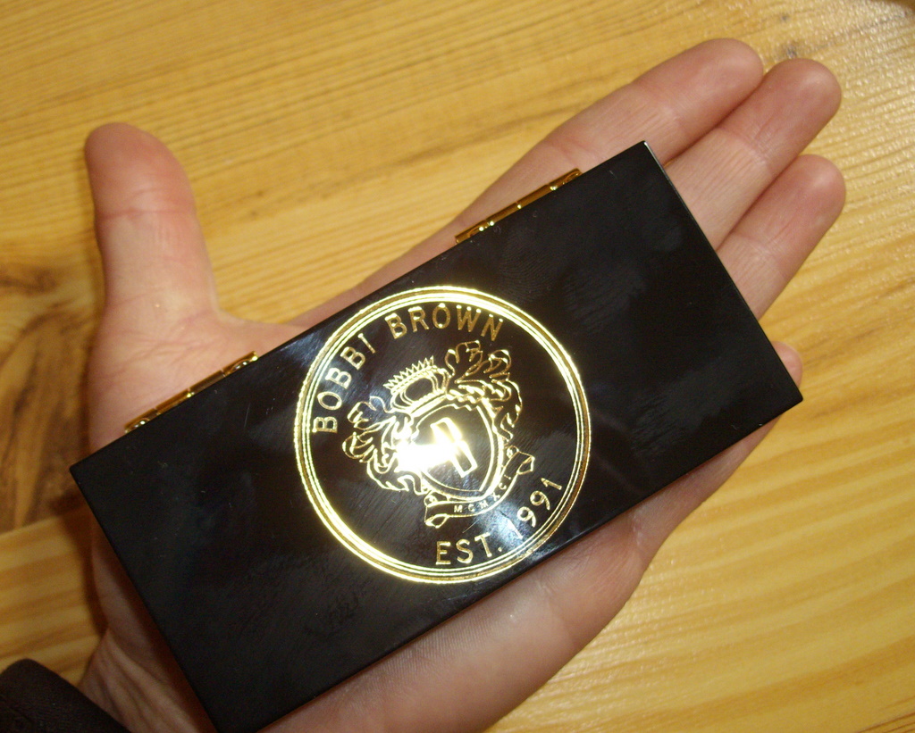 bobbi-brown-mini-bobbi-brights-palette-hand BOBBI BROWN Mini Bobbi Brights Palette - iVz Hand