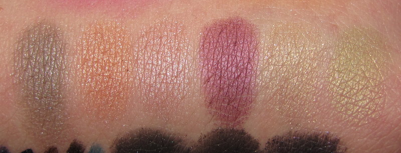 MAC A Tartan Eyeshadows Swatches (Blitz) MAC A Tartan Eyeshadows Swatches (Blitz)