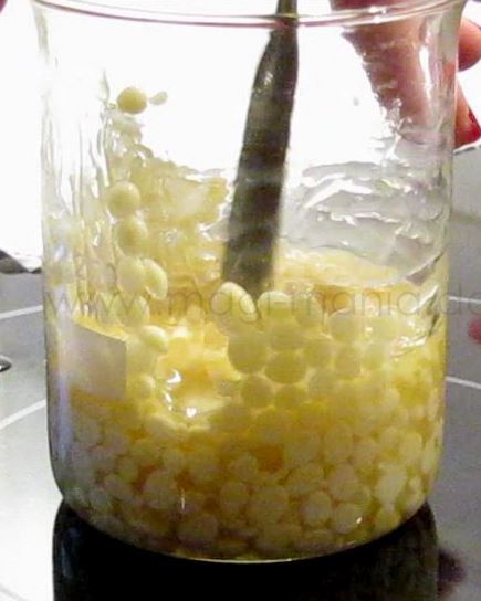 Body Melts / Massage Bars selbstgemacht - Kakaobutter schmelzen und immer rühren