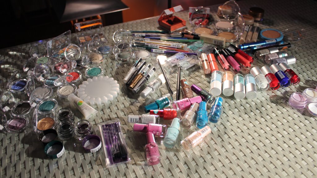 ESSENCE: neue Produkte 2011 Preview Drogerie