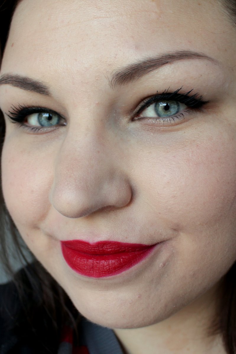 MAC-Such-Flare-Matte-Red-Lipstick-Glitter-and-Ice-Holiday-2011-32