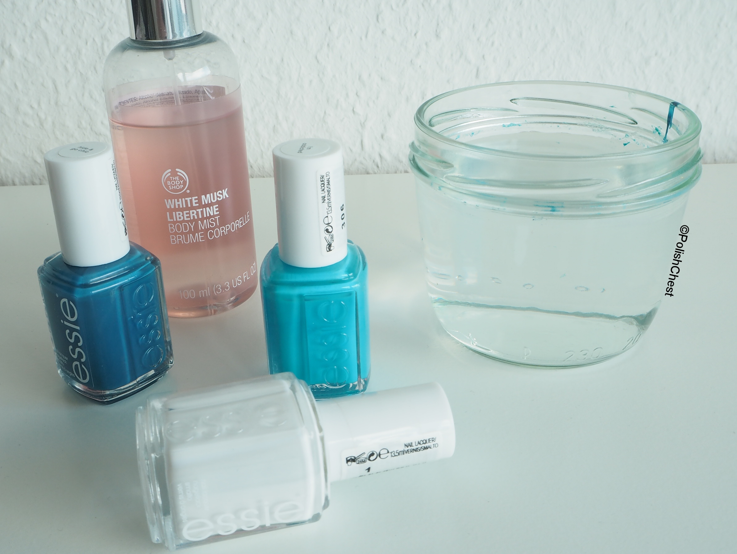 Water Spotted Manicure: Swimming Pool Nägel mit ESSIE
