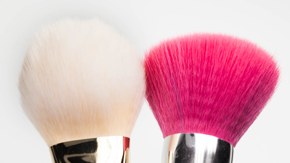 REAL TECHNIQUES Bold Metals Arched Powder Brush (100)-14