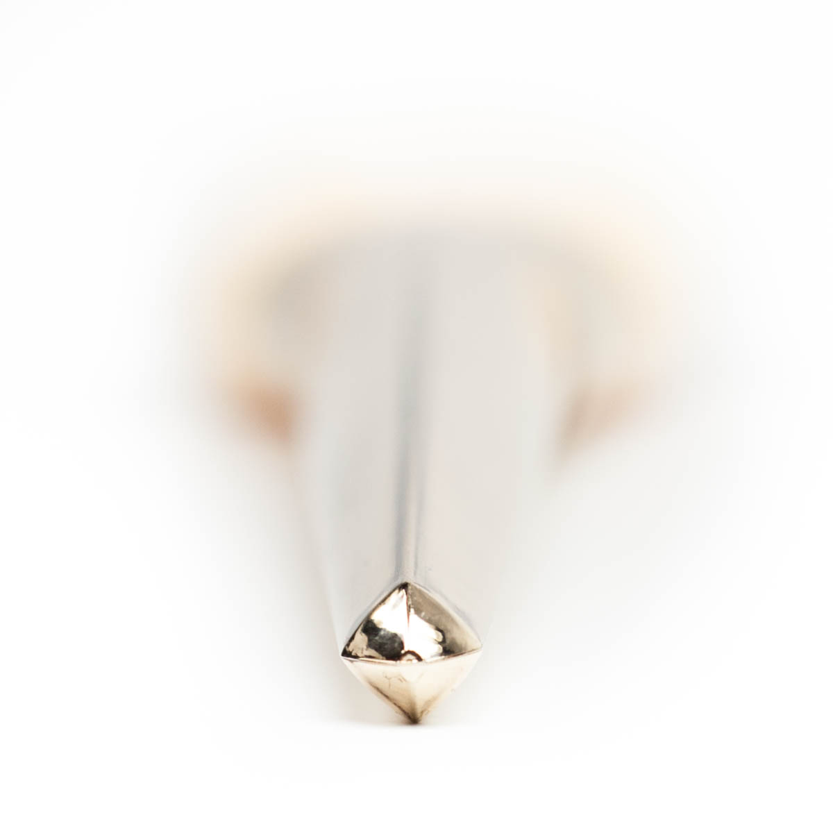 REAL TECHNIQUES Bold Metals Arched Powder Brush (100)-5