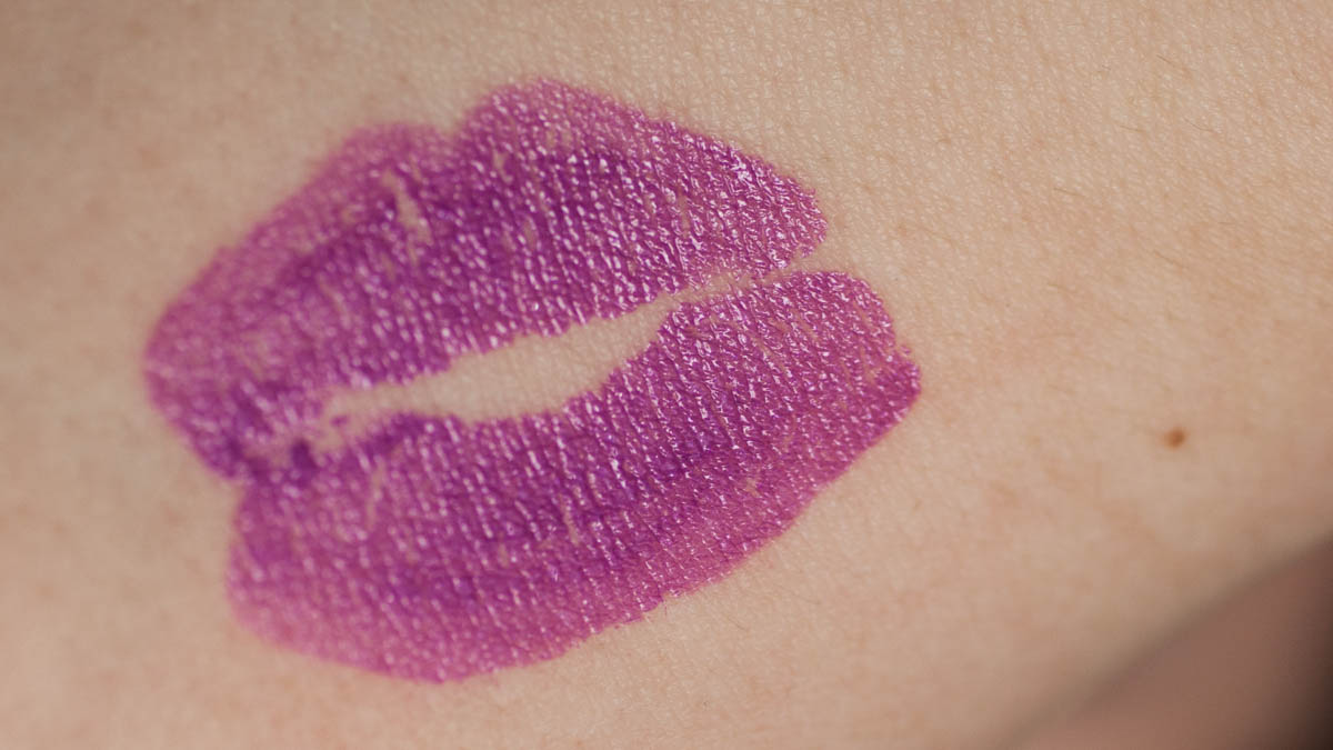 MAC Vamplify How Chic is this Review Lip Swatch Kiss
