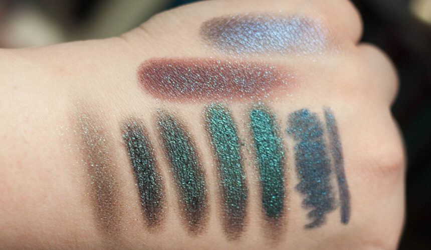 DOUGLAS Lost in Galaxy Eyeshadow Green Swatches – Tageslicht