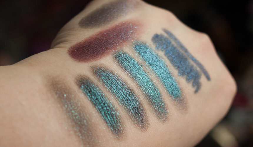 DOUGLAS Lost in Galaxy Eyeshadow Green Swatches – direktes Licht