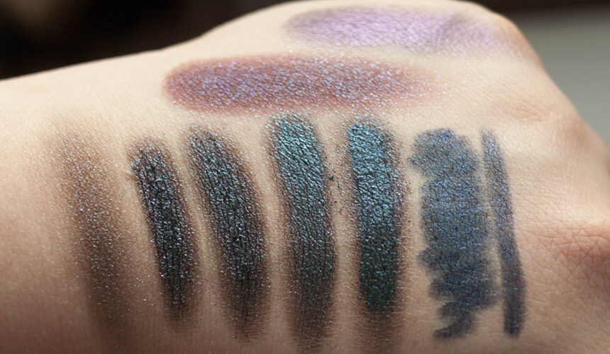 DOUGLAS Lost in Galaxy Eyeshadow Green Swatches – indirektes Licht