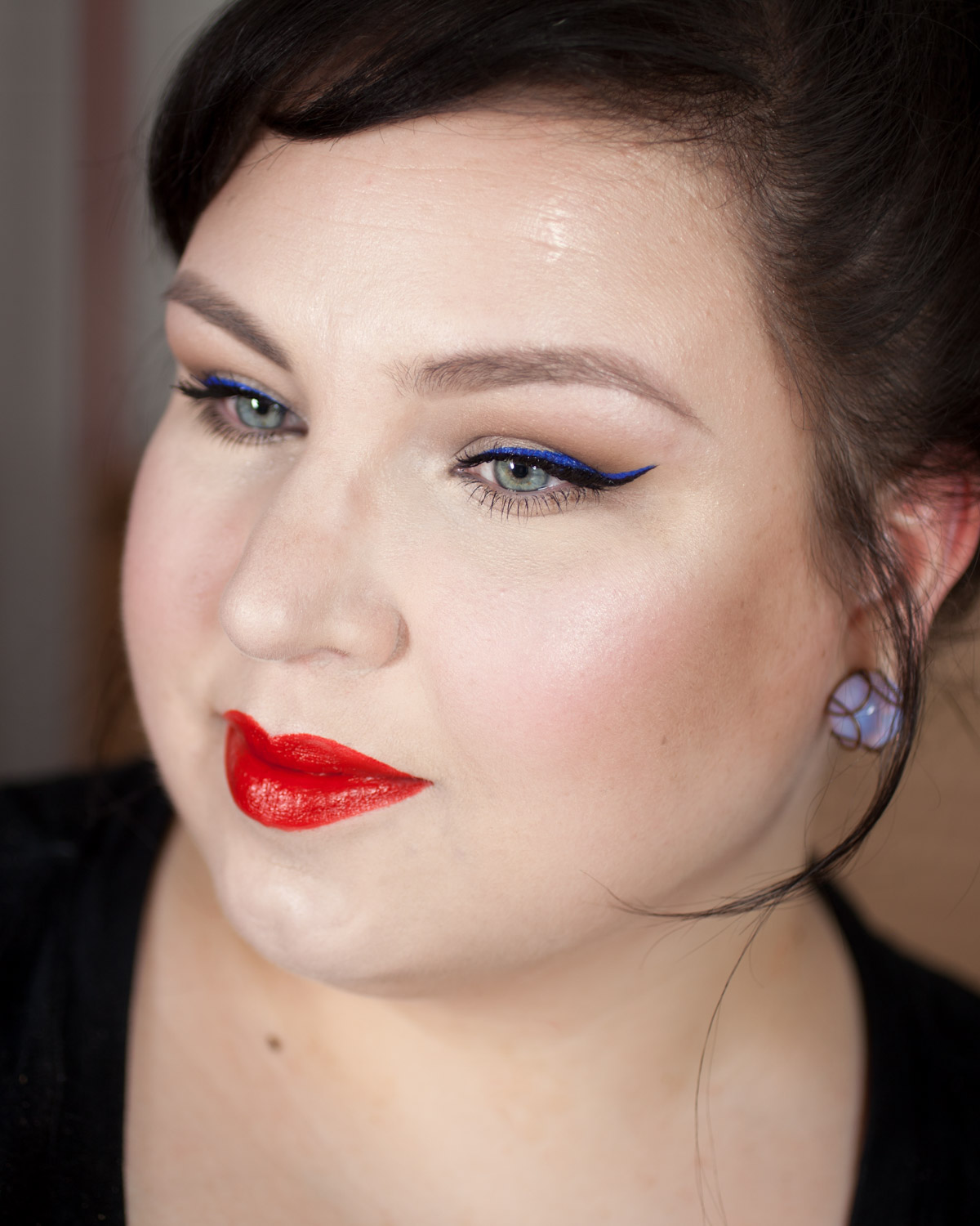 Der perfekte Doppel-Lidstrich mit LANCOME & ARTDECO Eyeliner sowie ESTEE LAUDER 'Lethal Red' Lip Poition