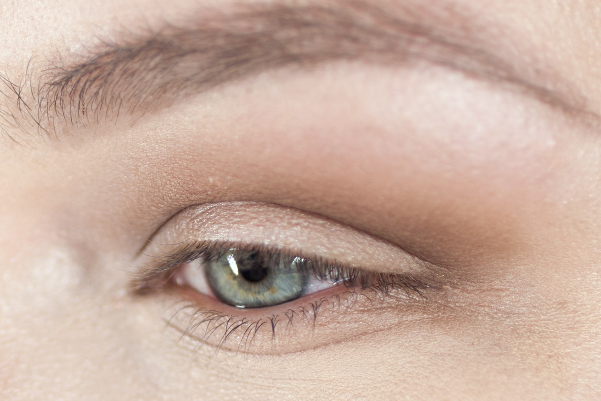 Lid vorbereitet - bei meiner Augenform und Proportion habe ich die Lidfalte deutlich betont | Alle Shadows URBAN DECAY Naked Basics