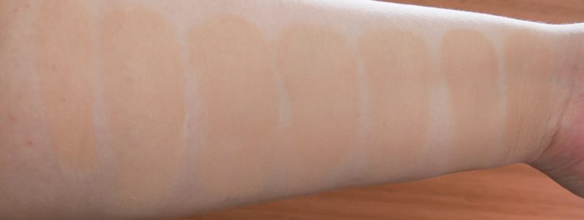 URBAN DECAY Naked Skin Foundation 02 mit Pudern | Blitz