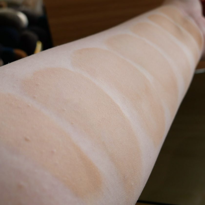 URBAN DECAY Naked Skin Foundation 02 mit Pudern | Tageslicht