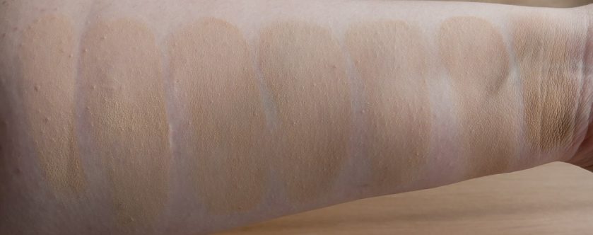 URBAN DECAY Naked Skin Foundation 02 mit Pudern | Tageslicht