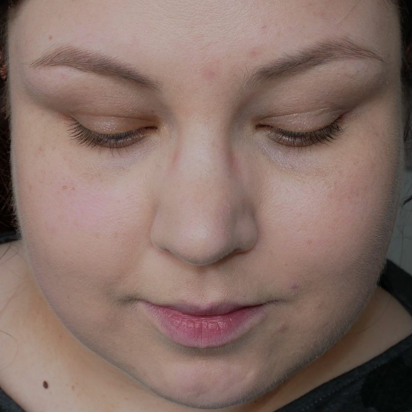 BLITZ: URBAN DECAY Naked Skin Foundation 0.5: links mit Velvetizer - rechts ohne