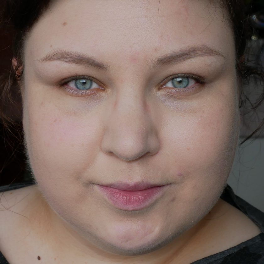 BLITZ: URBAN DECAY Naked Skin Foundation 0.5: links mit Velvetizer - rechts ohne