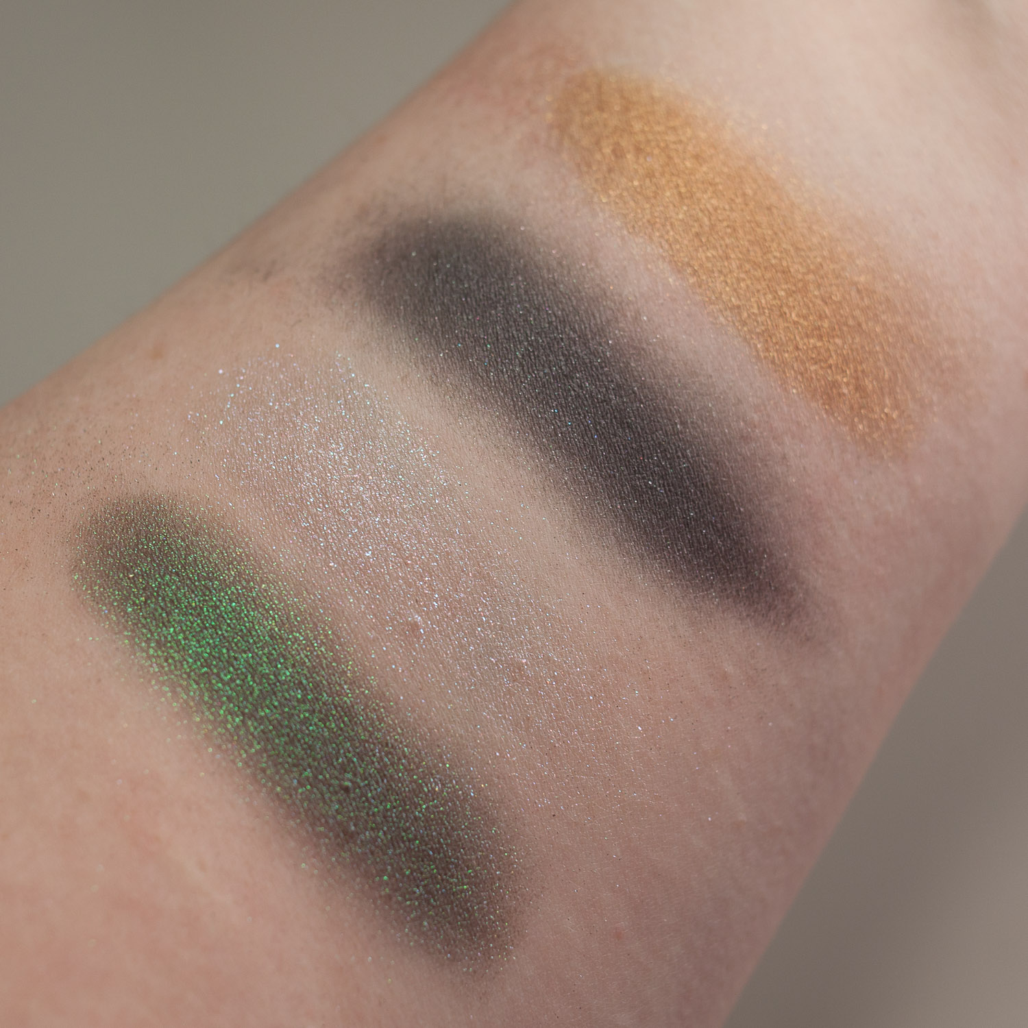 LH COSMETICS Enchanted Mysteries Eyeshadow Palette Quad Multichrome - Swatches blended Shimmer