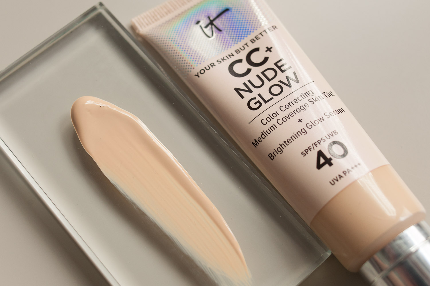 IT COSMETICS Nude Glow CC Cream in Fair IV als Textur-Swatch