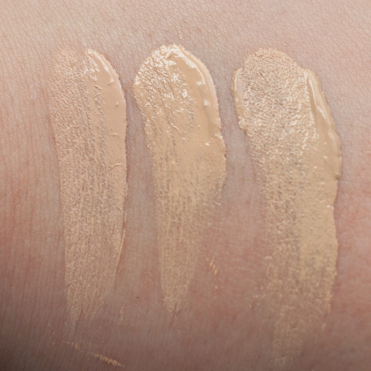 IT COSMETICS Your Skin But Better Foundation vs CC Nude Glow vs CC Illumination Swatch Vergleich