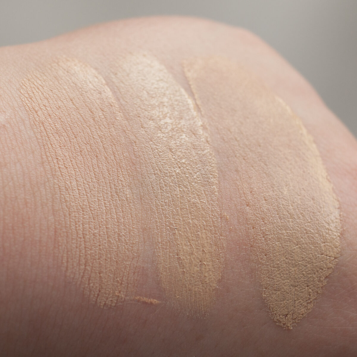 IT COSMETICS Your Skin But Better Foundation vs CC Nude Glow vs CC Illumination Swatch Vergleich