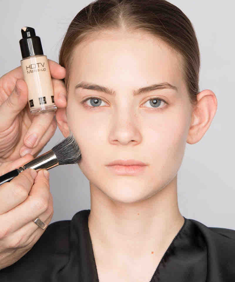 Das mikronisierte HDTV-‐Make-‐up ist die neue Generation von Make-‐up. Mit einem speziellen HDTV-‐Pinsel mit zwei unterschiedlichen Haarqualitäten (Toray-‐ und Kaschmirhaar) wird sehr wenig Grundierung in die Haut einpoliert, ebenfalls die Augenpartie. So haben Augenschatten keine Chance und die Augenlider sind perfekt für eine lange Haftbarkeit des Lidschattens vorbereitet. Mit Puder fixieren ist bei diesem Make-‐up nicht notwendig.