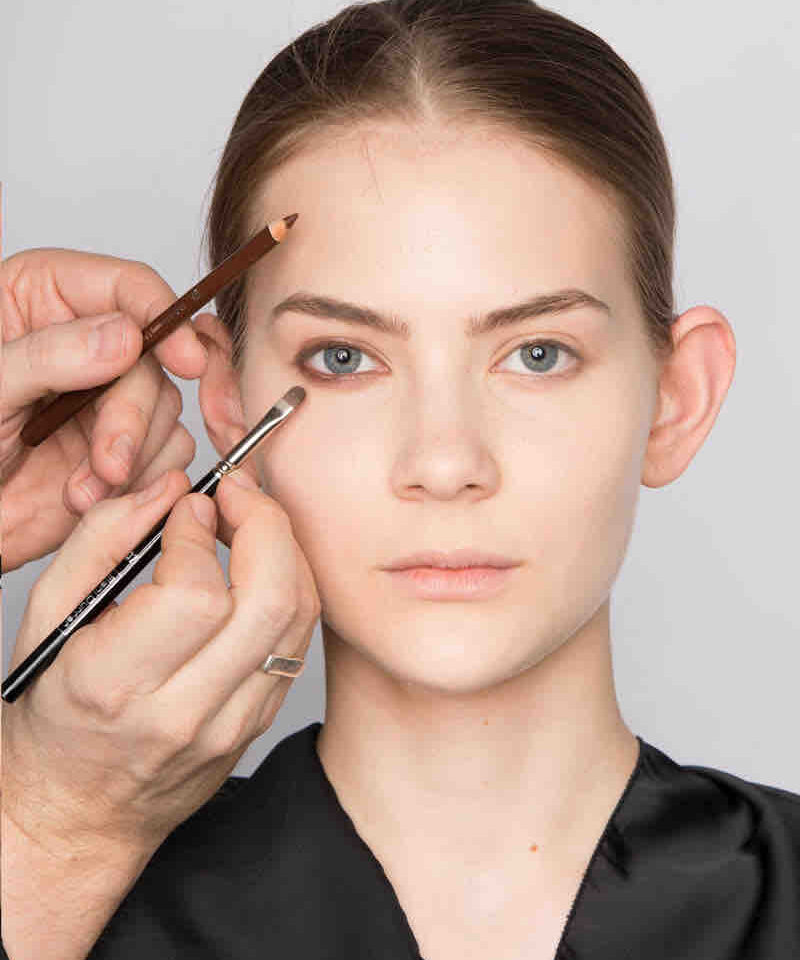 Mit einem dunkelbraunen Konturenstift, hier Farbe 04, werden die Augen umrandet, auch die Wasserlinie wird damit eingedunkelt. Mit Pinsel Nr.37 weich verblenden und alle harten Kanten soften.