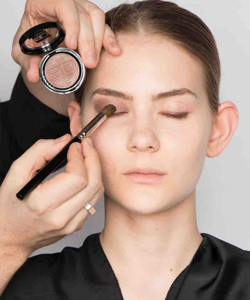 Den schimmernden Braunton Violine dem Applikatorenpinsel Nr. 35 auf die Mitte des beweglichen Lids aufgetragen und zur Augenbraue auslaufen lassen.