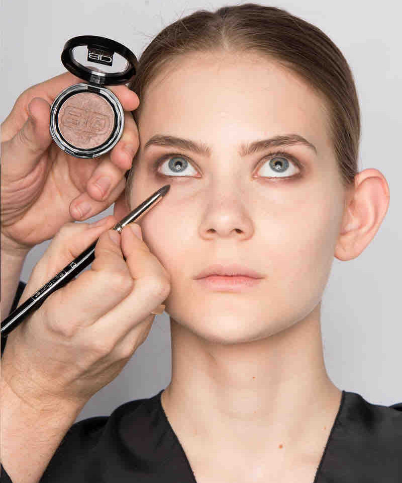 Erneut mit Pinsel 37 Violine auch am Unterlid auftragen und verblenden.