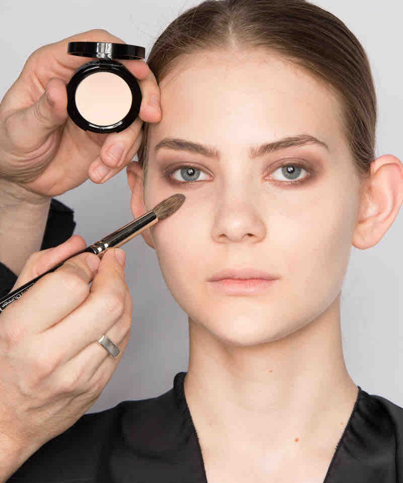 Die hautfarbene Lidschattenfarbe Nackt mit dem weichen Fehhaarpinsel Nr. 15 rund ums Auge auslaufen lassen -‐ nur mit der Spitze arbeiten.