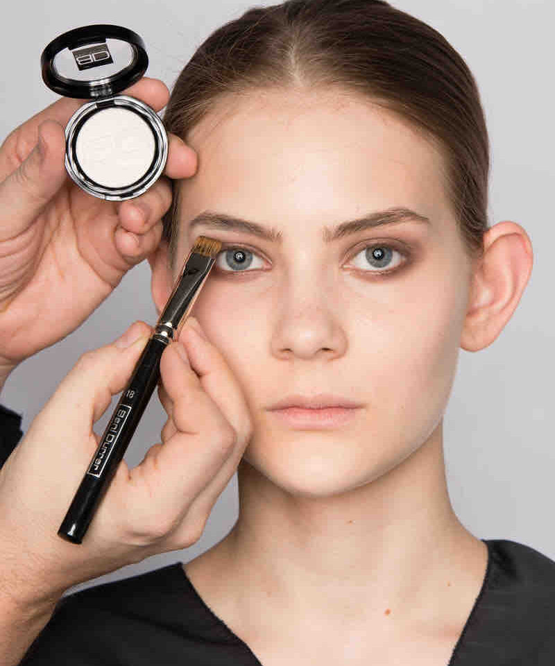 Mit Pinsel Nr.18, einem flachen geraden Pinsel, das Highlight -‐ hier die Glanzfarbe Organza weich unter der Augenbraue auftragen.