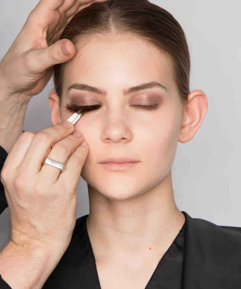 Anstelle von Wimperntusche die fragil-‐weiche Wimpernperücke Angora mit zarten Federchen präzise entlang des oberen Wimpernkranz kleben.