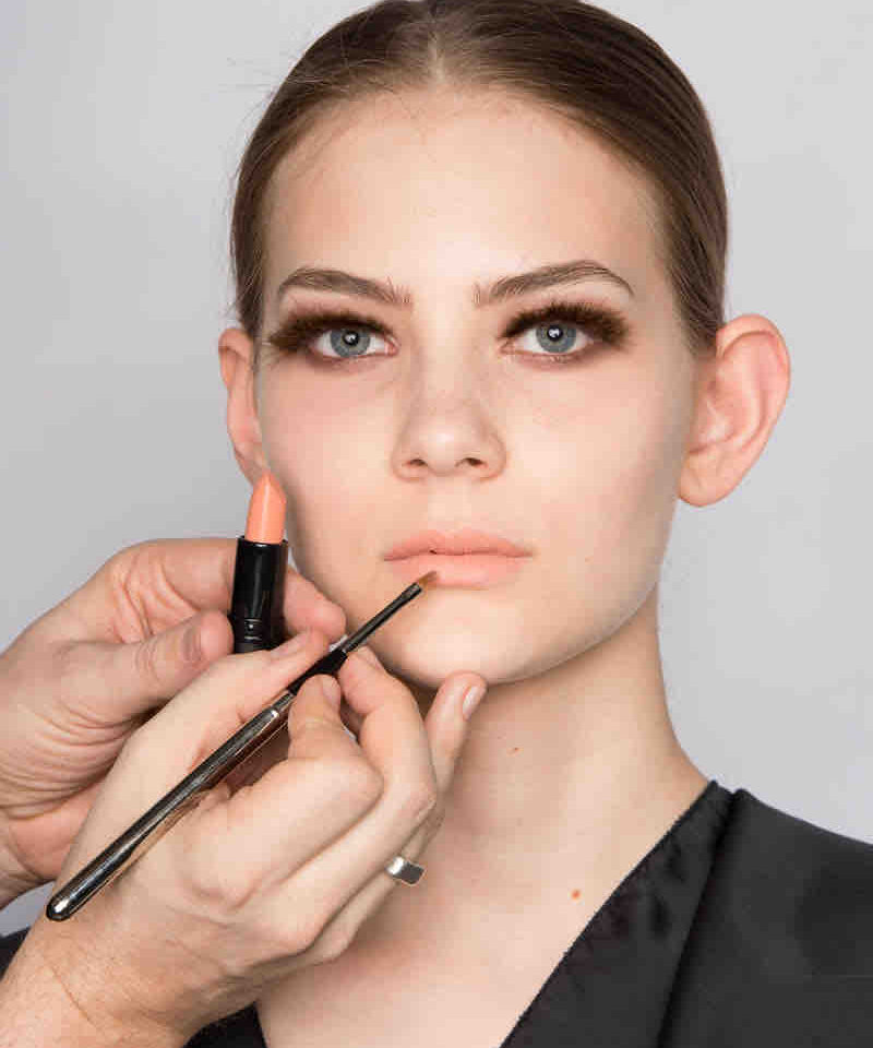 Nudetöne unterstreichen die Sinnlichkeit des Augen-‐Make-‐ups. Die Lippen mit der Nuance Sarah ausfüllen und weich, ohne Kontur zu den Lippenrändern ausblenden. Tipp: die Lippen mit HDTV Make-‐up grundieren und so die Deckkraft und Haltbarkeit der Lippenfarbe verbessern.