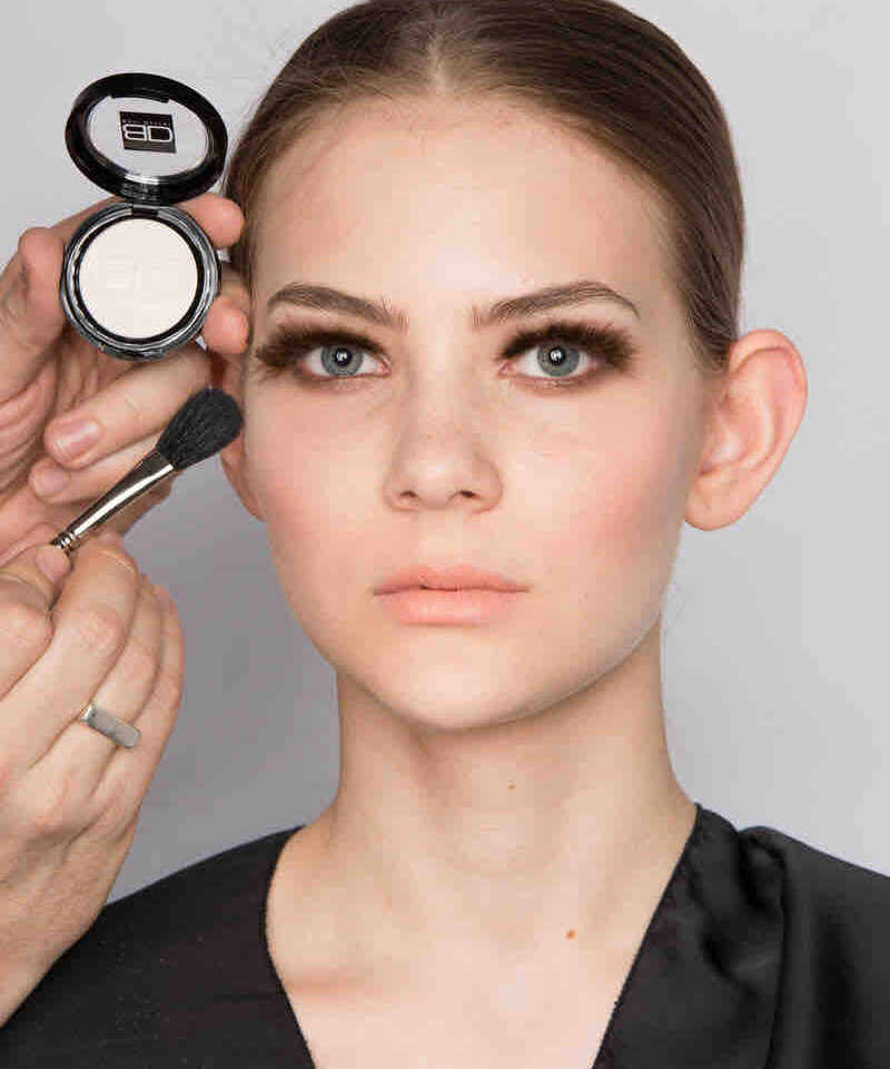 Mit Farbe Tausendschön ein schimmernden Akzent auf die Wangen setzen und mit Organza den Wangenhochpunkt zusätzlich highlighten.