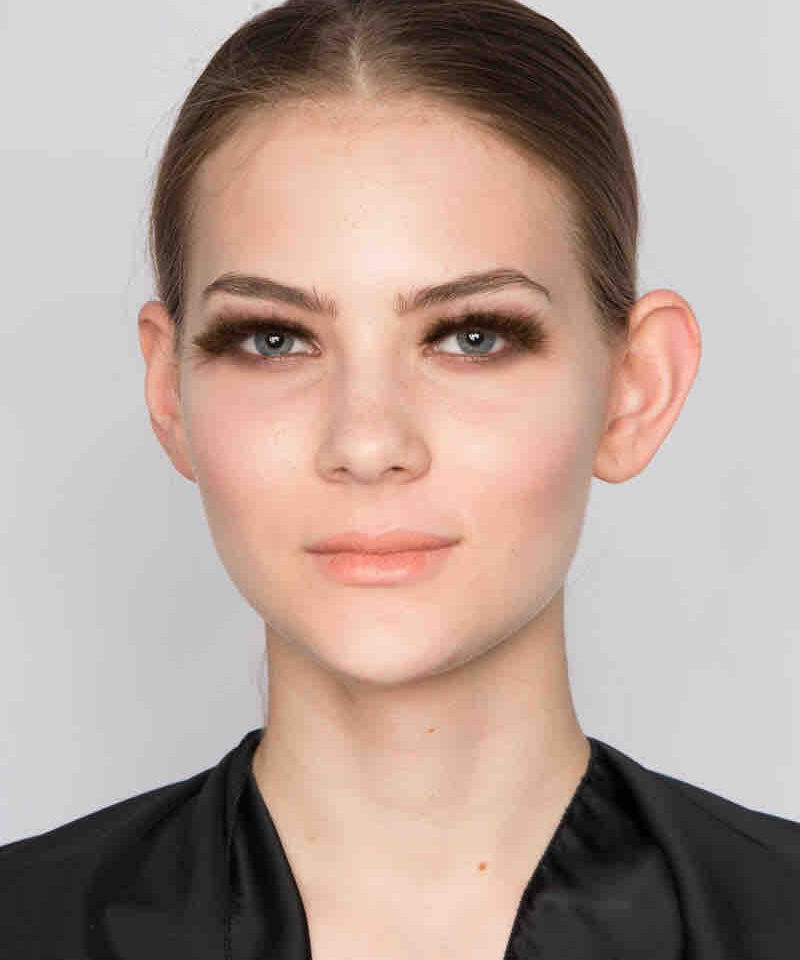 Die Haare wurden mit dem Lockenstab in Form gebracht, natürlich, lässig, einfach soll der Look rüber kommen – der Herbst kann kommen!