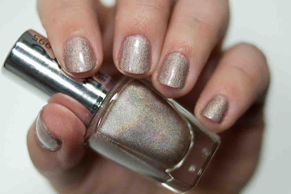 BEYU Champagne Illusion 995 Holographic Nail Lacquer Rock Romance