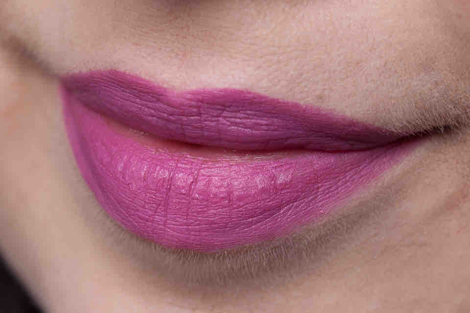 CATRICE 'Meet Berry' Velvet Lip Colour auf unvorbereiteten Lippen