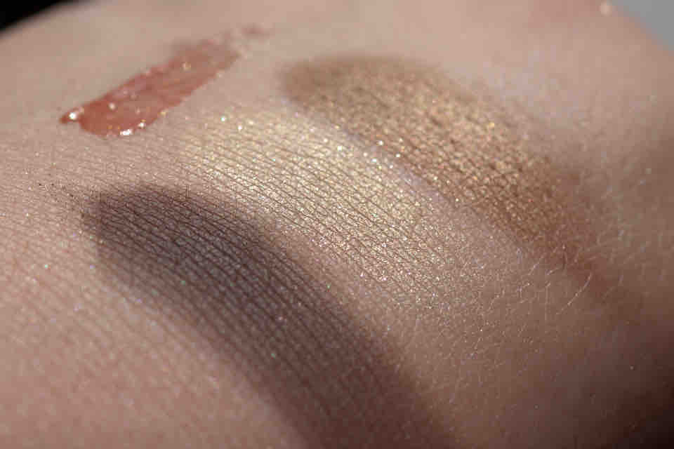 DIOR Golden Browns 002 Eyeshadow Lipgloss Palette - Golden Jungle - Swatch (7) DIOR Golden Browns 002 Eyeshadow Lipgloss Palette - Golden Jungle - Swatch (7)