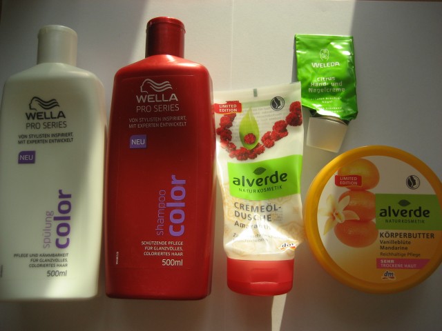 Dezember_Abgänge_Wella pro Series Color_alverde Cremeöl Dusche Amaranth_Weleda Citrus_alverde Körperbutter Vanilleblüte Mandarine