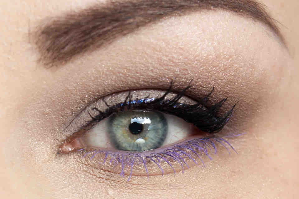 ESSENCE Colour Flash Volume Mascara Miss Lila Deleila