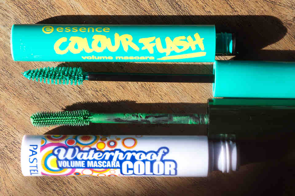 ESSENCE Colour Flash Volume Mascara bunt neben PASTEL