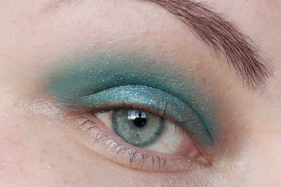 ESSENCE Life is a Freeride 03 Eyeshadow Sorbet - Snow Jam - eine Schicht