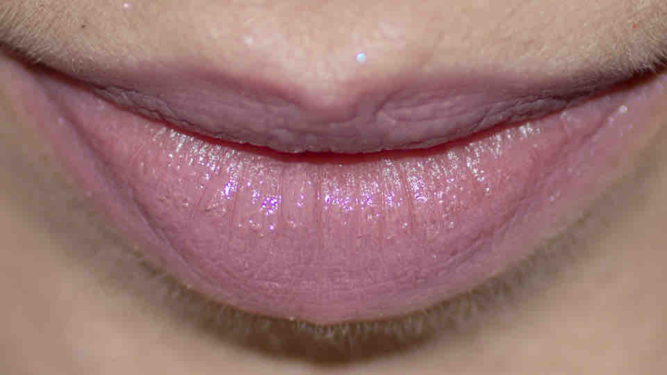 ESSENCE ‘Mauve like Rockstar’ Soft Matte Lipgloss (5) ESSENCE ‘Mauve like Rockstar’ Soft Matte Lipgloss (5)