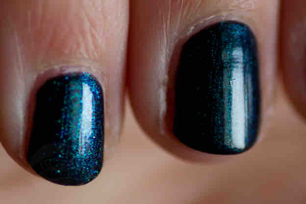 ESSENCE Miss Universe vs ESSIE Dive Bar Vergleich