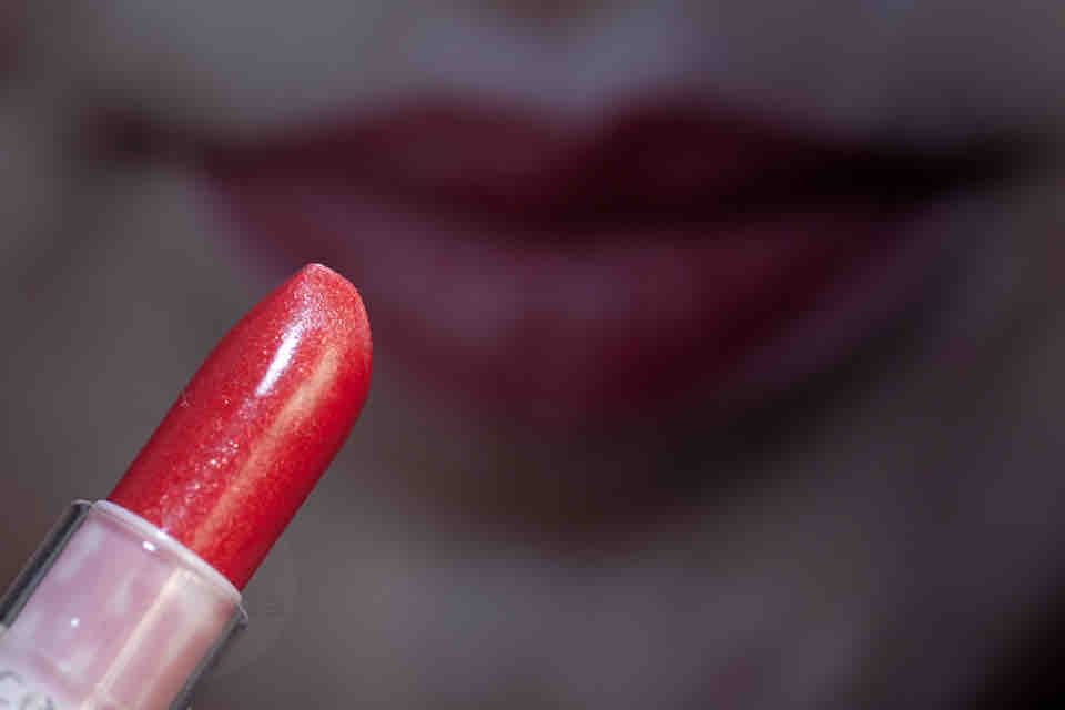 ESSENCE Rockin Red Lipstick 62 - Ambient