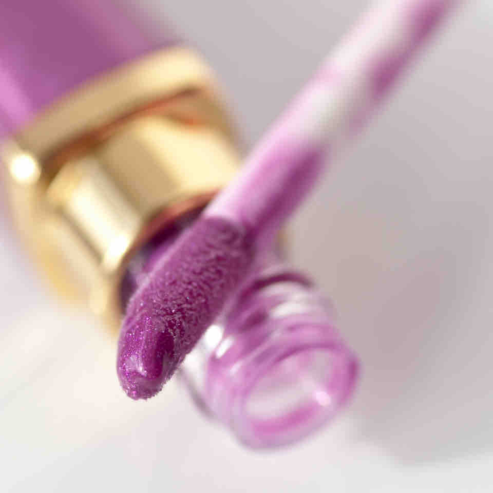ESTEE LAUDER Rebellious Violet Pure Color Gloss - Violet Underground - Applikator