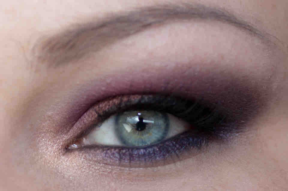 ESTEE LAUDER Violet Underground Eyeshadow Palette Makeup - opened Eye